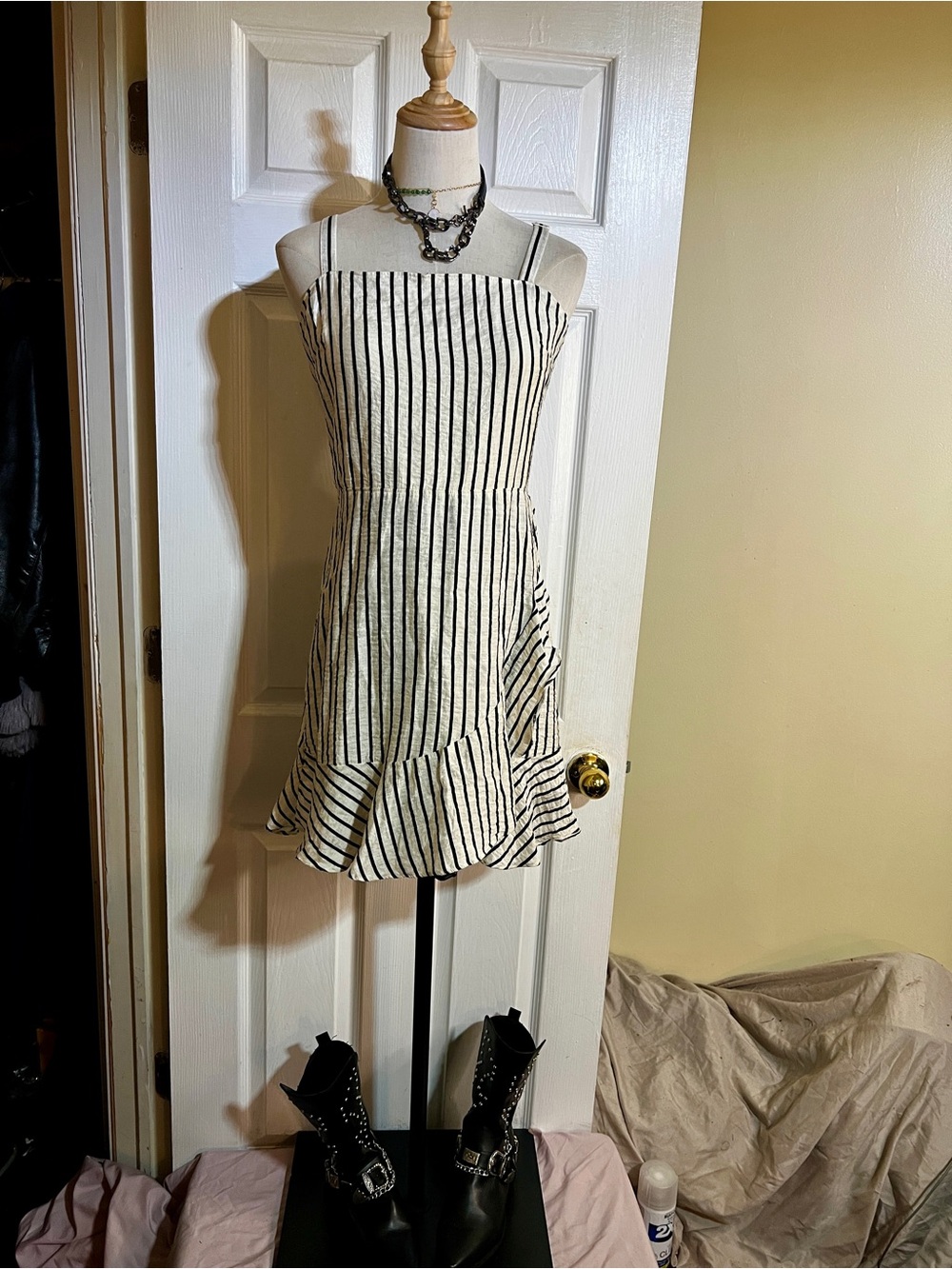 Express Wms Black Cream Striped Crinkle Gauze Ruffle Smocked‎ Mini Dress M